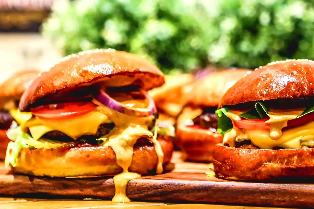 Ο ζεστός και φιλόξενος χώρος του Burger Cafe Urban